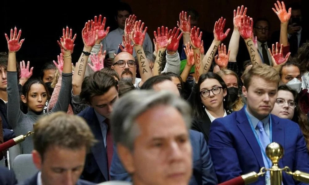 ΗΠΑ: Διαδηλωτές με "αίμα στα χέρια" διέκοψαν ομιλία του Μπλίνκεν